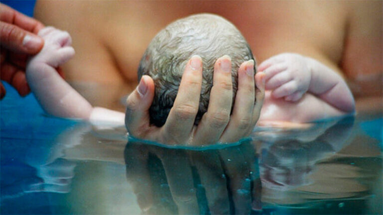 Derribando mitos sobre el parto en el agua